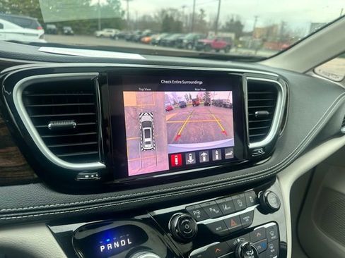 Used 2024 Chrysler Pacifica Limited FWD image 30