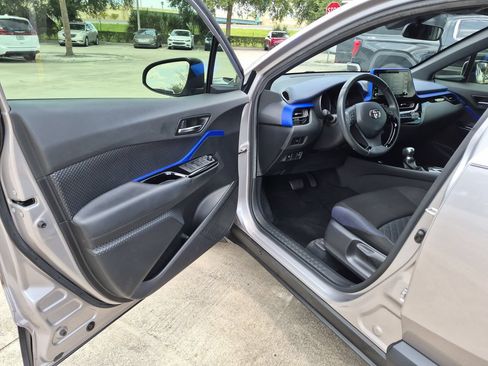 Used 2020 Toyota C-HR XLE FWD image 7