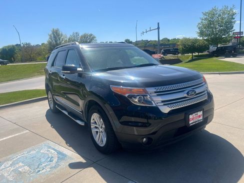 Used 2014 Ford Explorer XLT w/ Equipment Group 202A AWD/4WD image 4