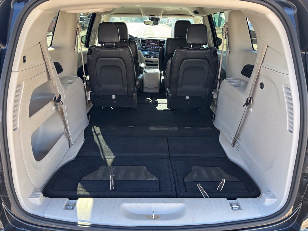 Used 2023 Chrysler Pacifica Touring-L FWD image 16