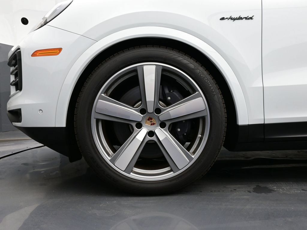 Certified 2025 Porsche Cayenne E-Hybrid AWD/4WD image 6