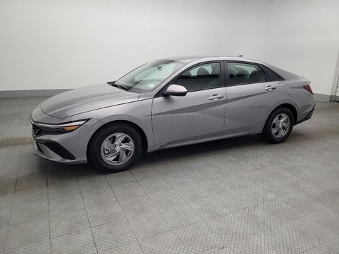 Used 2025 Hyundai Elantra SE image 2