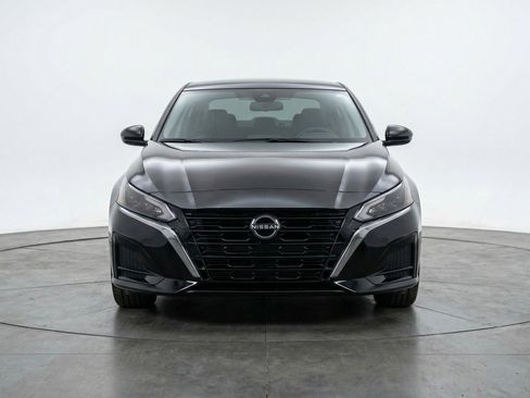 Used 2025 Nissan Altima 2.5 SV FWD image 2