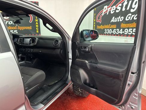 Used 2017 Toyota Tacoma TRD Off-Road image 33