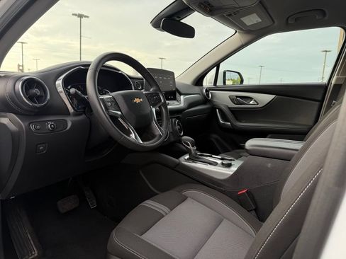 Used 2025 Chevrolet Blazer LT FWD image 9