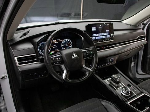 Used 2024 Mitsubishi Outlander SE image 29