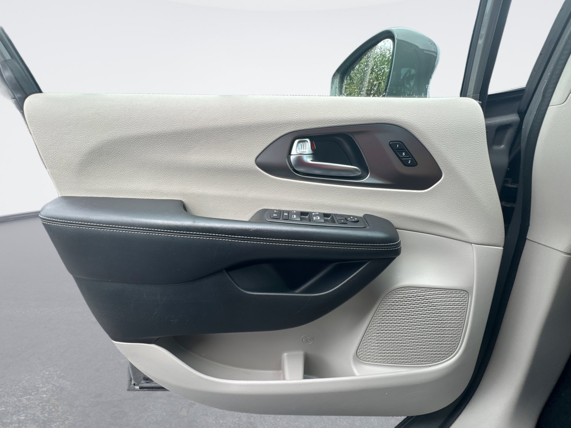 Used 2022 Chrysler Pacifica Touring-L FWD image 28