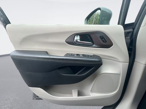 Used 2022 Chrysler Pacifica Touring-L FWD image 28