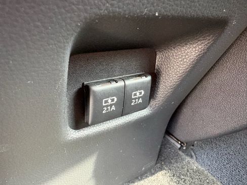 Used 2020 Toyota RAV4 XLE w/ Convenience Package FWD image 28