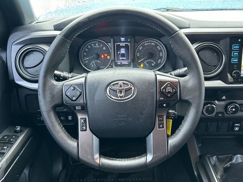 Used 2018 Toyota Tacoma TRD Sport image 21