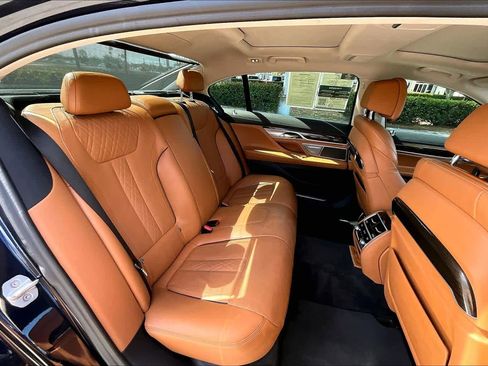 Used 2019 BMW 750i image 20