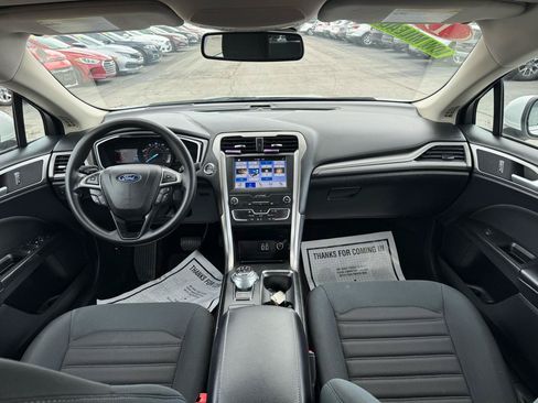 Used 2019 Ford Fusion SE FWD image 12