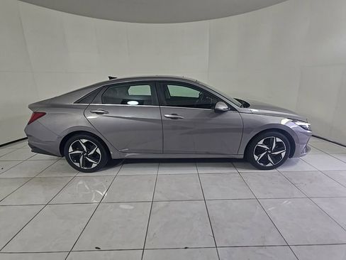 Used 2022 Hyundai Elantra Limited FWD image 4
