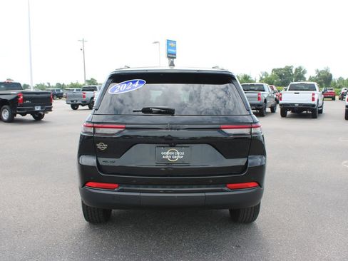 Used 2024 Jeep Grand Cherokee Altitude AWD/4WD image 8