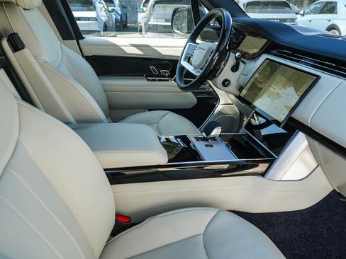 Used 2025 Land Rover Range Rover SE AWD/4WD image 17