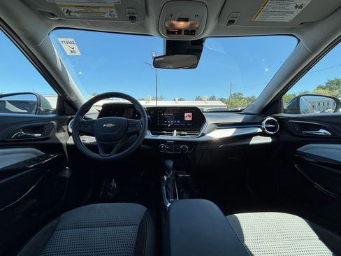 Used 2025 Chevrolet Trax LT FWD image 32