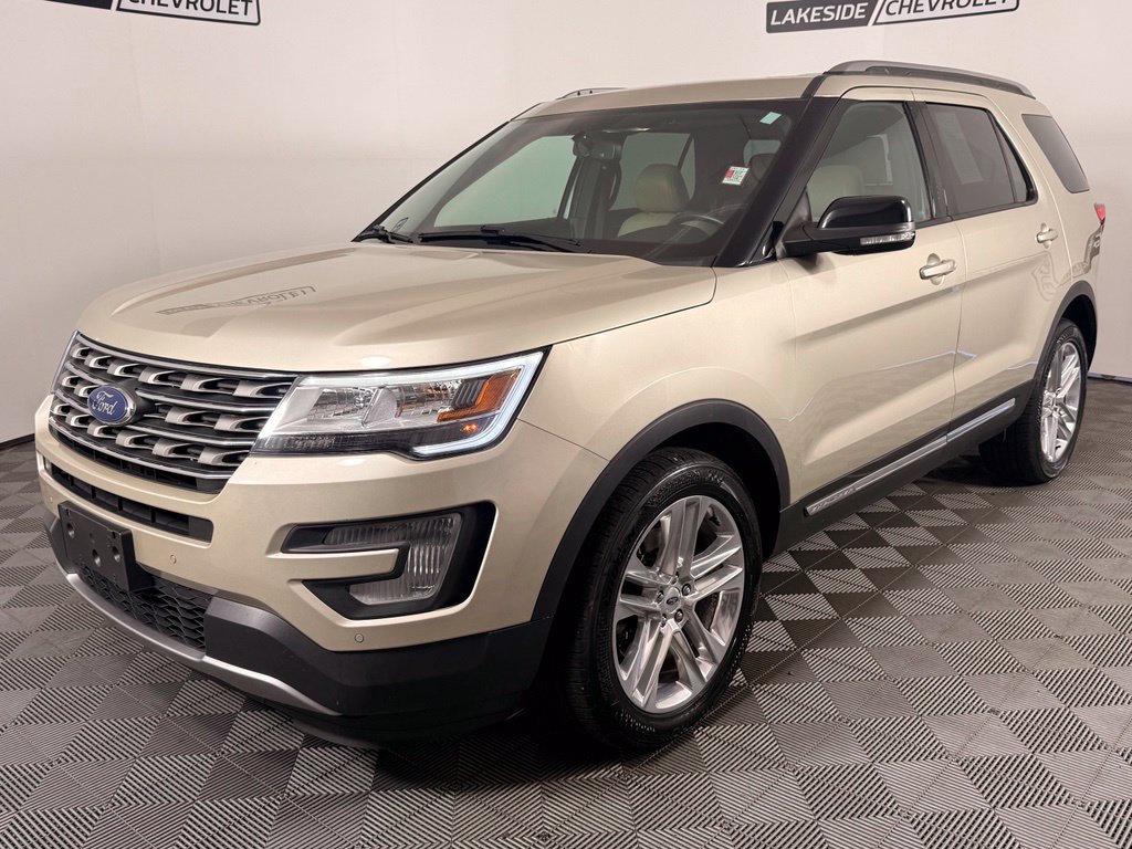 Used 2017 Ford Explorer XLT w/ Equipment Group 202A AWD/4WD image 2