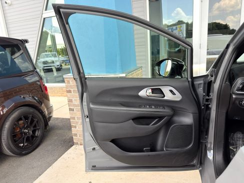 Used 2025 Chrysler Pacifica Limited FWD image 15