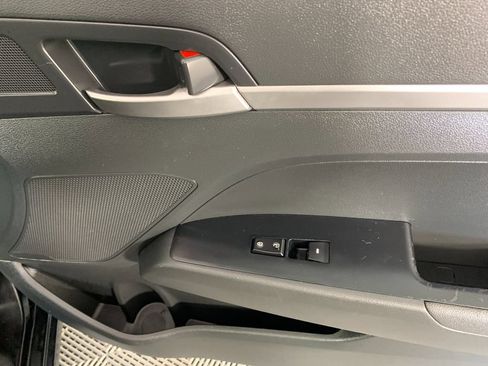 Used 2019 Hyundai Elantra SE w/ Winter Weather Package FWD image 37