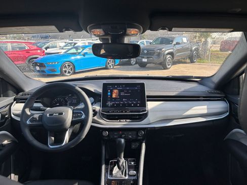 Used 2025 Jeep Compass Limited image 33