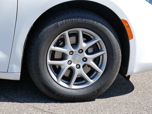 Used 2017 Chrysler Pacifica Touring image 7