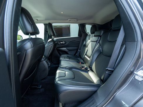 Used 2019 Jeep Cherokee Latitude Plus w/ Comfort/Convenience Group AWD/4WD image 22