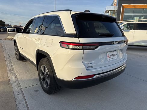 Used 2022 Jeep Grand Cherokee Limited w/ Luxury Tech Group II image 3