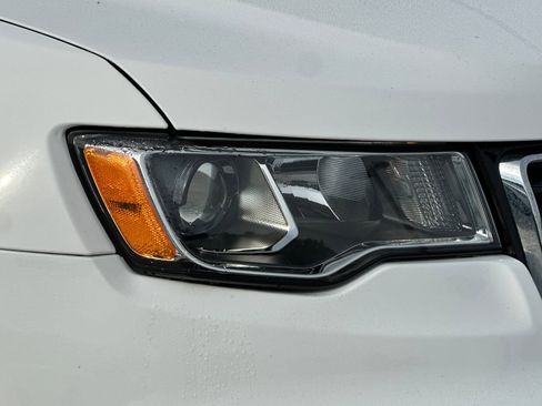 Used 2018 Jeep Grand Cherokee Limited image 12