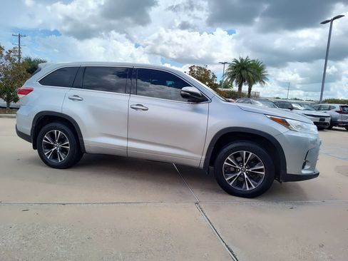 Used 2018 Toyota Highlander LE FWD image 12