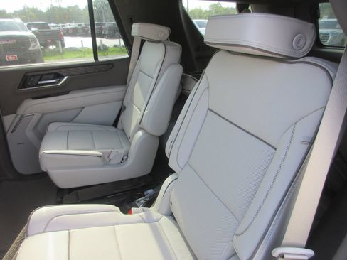 New 2026 GMC Yukon Denali w/ Denali Reserve Package AWD/4WD image 12