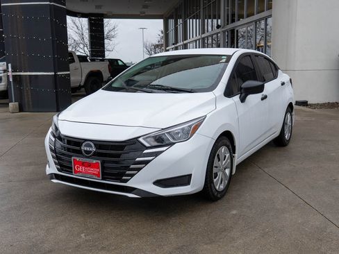 Used 2023 Nissan Versa S w/ Trunk Package image 3