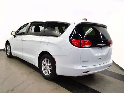 Used 2023 Chrysler Voyager LX FWD image 5