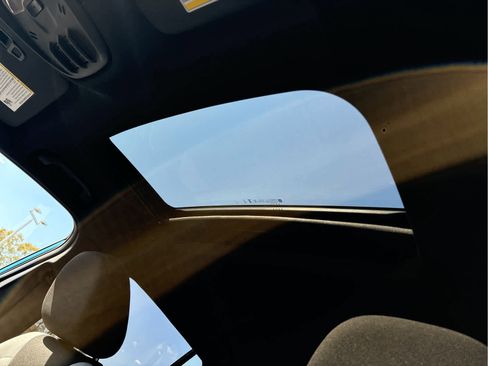 Certified 2025 Chevrolet Trax RS w/ Sunroof Package FWD image 9