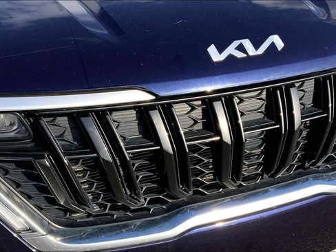 Used 2022 Kia Carnival LX image 29