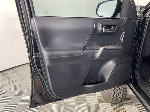Used 2018 Toyota Tacoma TRD Sport w/ Technology Package AWD/4WD image 18