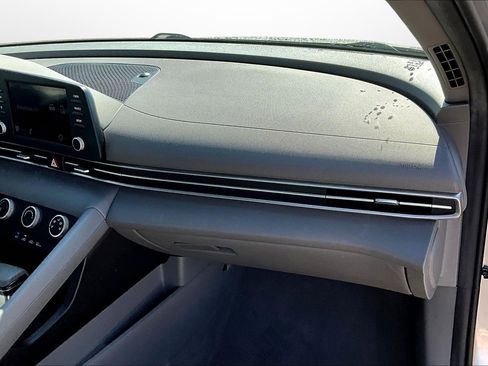 Used 2021 Hyundai Elantra SE image 20