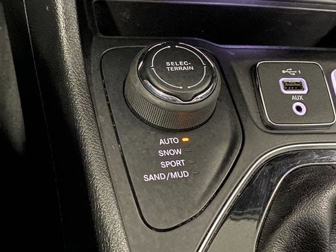 Used 2020 Jeep Cherokee Limited image 21