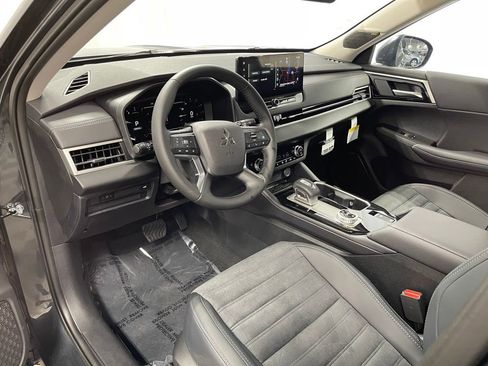 New 2025 Mitsubishi Outlander SE image 19