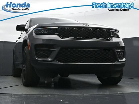 Used 2023 Jeep Grand Cherokee Altitude AWD/4WD image 29
