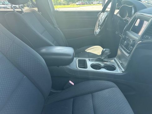 Used 2019 Jeep Grand Cherokee Laredo AWD/4WD image 11