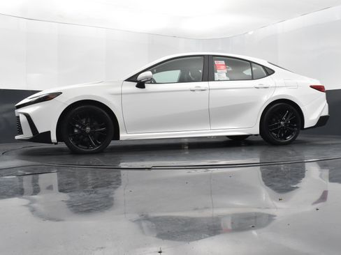 Used 2025 Toyota Camry SE image 36