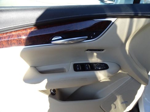 Used 2017 Cadillac XT5 Luxury image 16