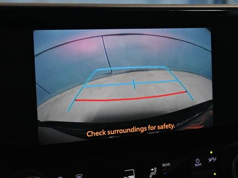 Used 2023 Toyota Highlander XLE image 11