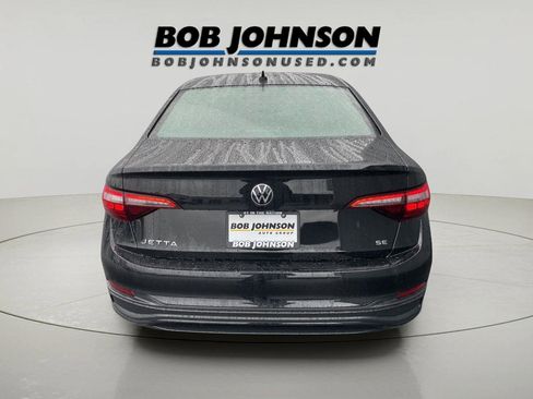 Used 2022 Volkswagen Jetta SE w/ Panoramic Sunroof Package FWD image 4
