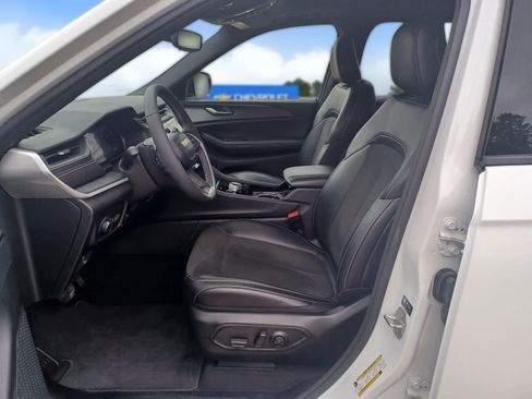 Used 2023 Jeep Grand Cherokee Altitude AWD/4WD image 7