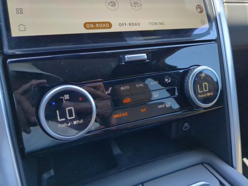 New 2025 Land Rover Discovery Dynamic SE image 24