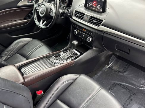 Used 2018 MAZDA MAZDA3 Touring FWD image 16
