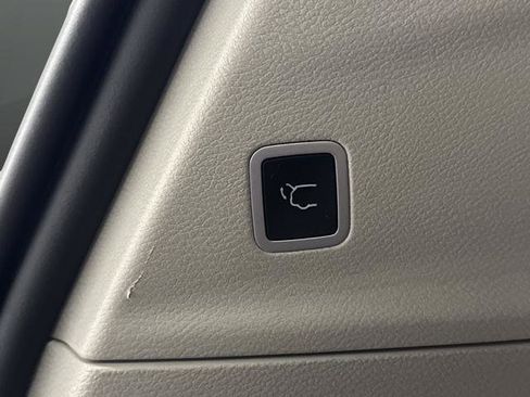 Used 2023 Chrysler Pacifica Limited w/ Uconnect Theater Family Group image 18