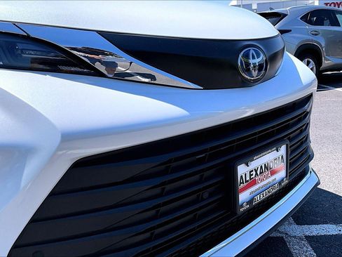 Used 2023 Toyota Sienna XLE FWD image 30