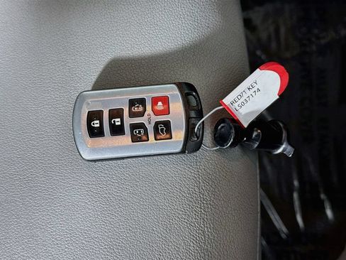 Used 2020 Toyota Sienna XLE FWD image 39